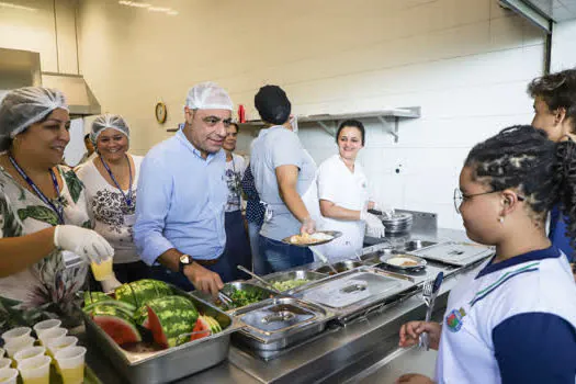 Auricchio acompanha programa Almoço na Escola na EME Profª Alcina Dantas Feijão