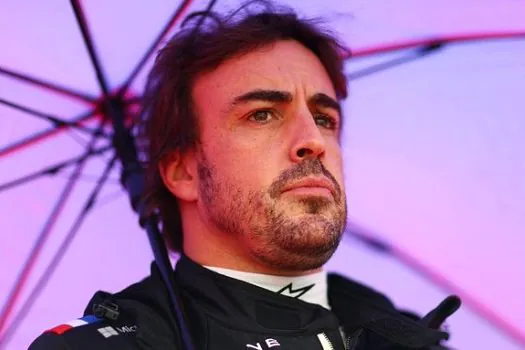 Alonso é punido com 30 segundos por queda de retrovisor e cai para 15º nos EUA