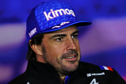 Alonso critica novos fãs da F-1 e compara com futebol: “Não entendem muito”