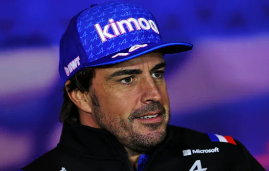 Alonso critica novos fãs da F-1 e compara com futebol: “Não entendem muito”