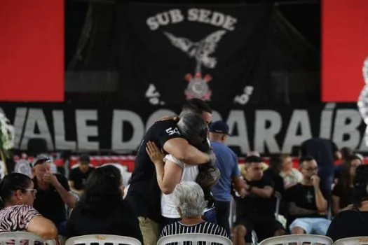 Ferido em acidente de ônibus com torcida do Corinthians tem alta