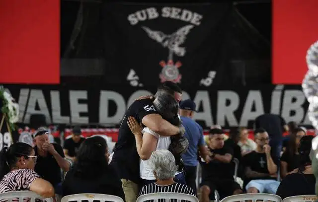 Ferido em acidente de ônibus com torcida do Corinthians tem alta