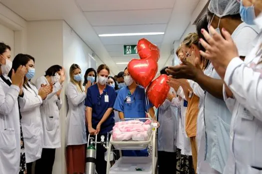 Bebê considerada a menor prematura extrema a sair com vida de UTI neonatal no SUS tem alta