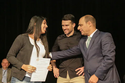 Prefeitura de São Caetano entrega bolsas de estudo para universitários