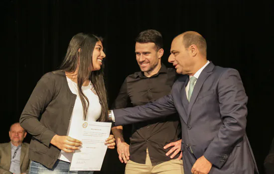 Prefeitura de São Caetano entrega bolsas de estudo para universitários