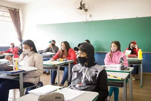 Vacinar adolescentes torna mais seguro retorno às aulas, diz Fiocruz