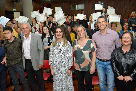 Alunos do programa Minha Chance recebem certificados de conclusão de curso