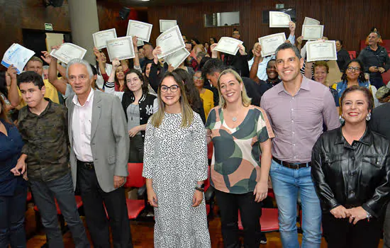 Alunos do programa Minha Chance recebem certificados de conclusão de curso