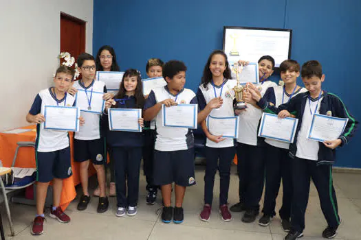 Alunos de Ribeirão Pires premiados em olimpíadas recebem medalhas