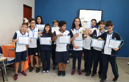 Alunos de Ribeirão Pires premiados em olimpíadas recebem medalhas