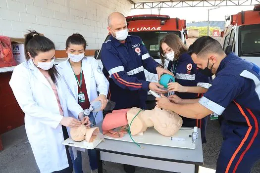 Alunos de medicina vivenciam a realidade do sistema público de saúde no Samu