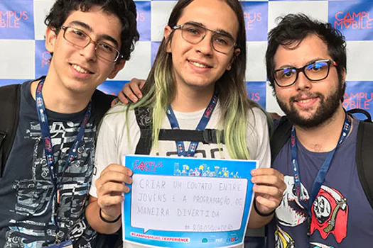 Alunos da USP vencem competição com jogo que ensina a programar