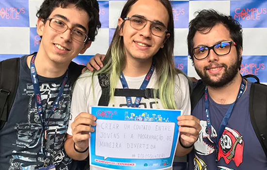 Alunos da USP vencem competição com jogo que ensina a programar