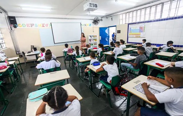 Evasão escolar atinge 500 mil jovens por ano no Brasil