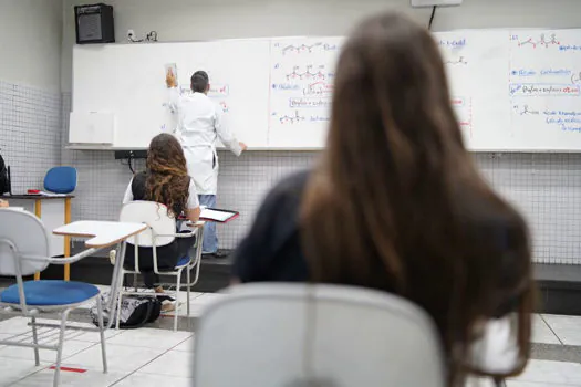 Covid-19 suspende aulas de 99,3% das escolas de educação básica, aponta pesquisa