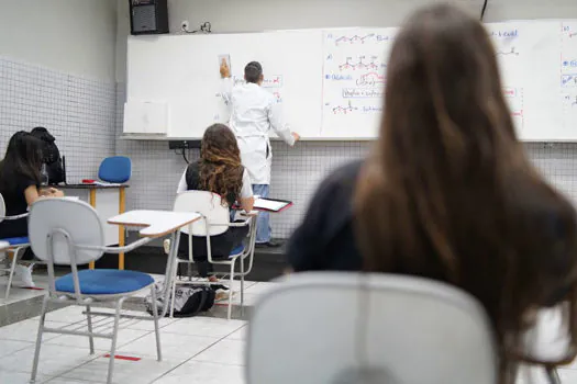 Estudantes do ENEM querem ingressar na faculdade em 2022 e com aulas de forma presencial