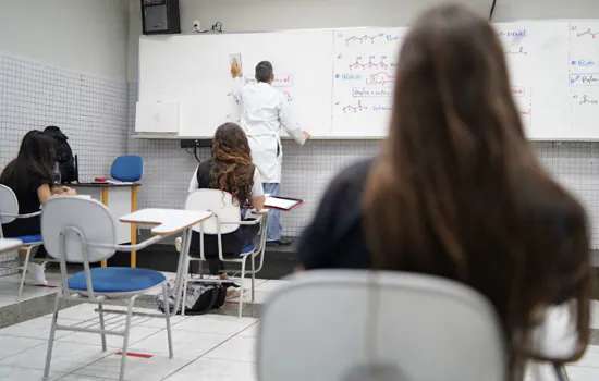 Estudantes do ENEM querem ingressar na faculdade em 2022 e com aulas de forma presencial