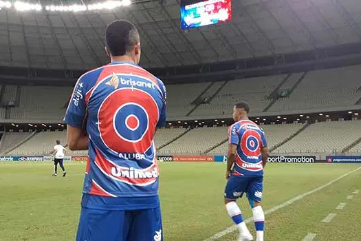 Com alvo nas costas, jogadores do Fortaleza entram em campo contra o racismo