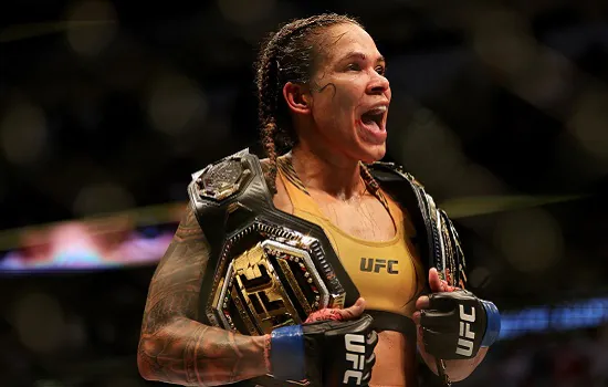 Amanda Nunes supera Julianna Peña e volta a ficar com o cinturão do peso-galo