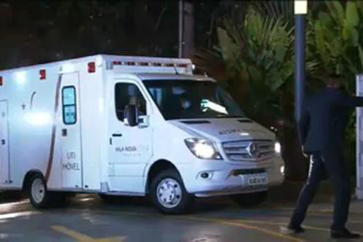 Em ambulância, Bolsonaro é levado ao Hospital Vila Nova Star