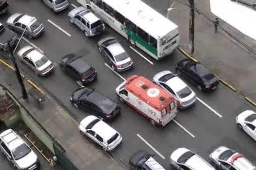 Ricos alugam ambulâncias particulares para fugir do trânsito em Teerã e SP adota solução