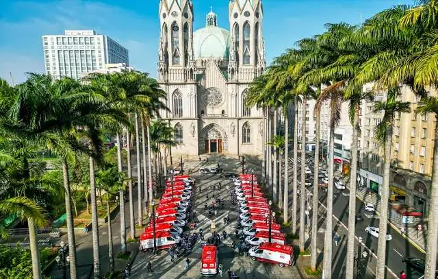 Prefeitura de SP entrega 42 novas ambulâncias para o Samu