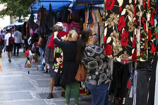 De acordo com pesquisa, consumidor está cauteloso na hora de gastar