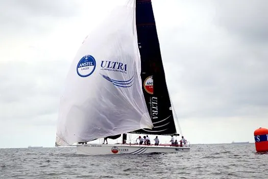 Treino com máquinas de regata em Santos (SP) agita o fim de semana