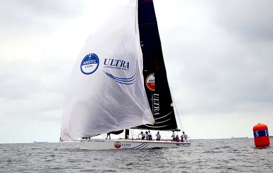 Treino com máquinas de regata em Santos (SP) agita o fim de semana