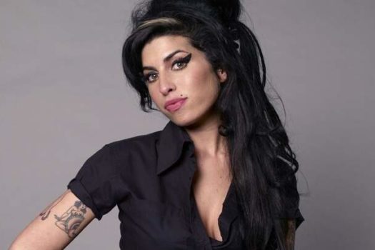 Pais de Amy Winehouse divulgam trechos do diário da cantora na adolescência