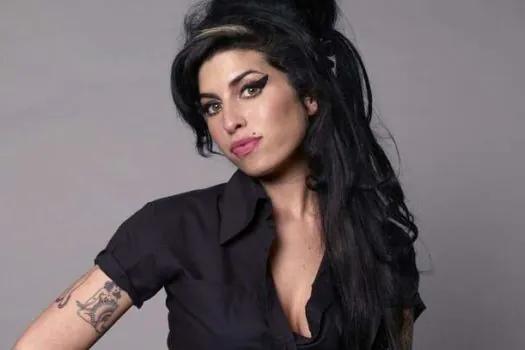 Pais de Amy Winehouse divulgam trechos do diário da cantora na adolescência