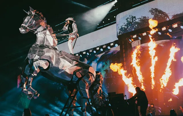 Ana Castela grava primeiro DVD e surpreende com cavalo gigante no palco