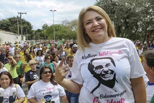 Ex-mulher de Bolsonaro diz sofrer chantagens com supostas provas da “rachadinha”