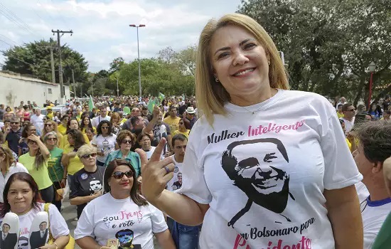 Ex-mulher de Bolsonaro diz sofrer chantagens com supostas provas da “rachadinha”