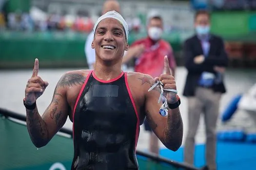 Ana Marcela é penta nos 25 km de águas abertas e faz história com 15ª medalha