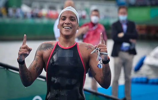 Ana Marcela é penta nos 25 km de águas abertas e faz história com 15ª medalha