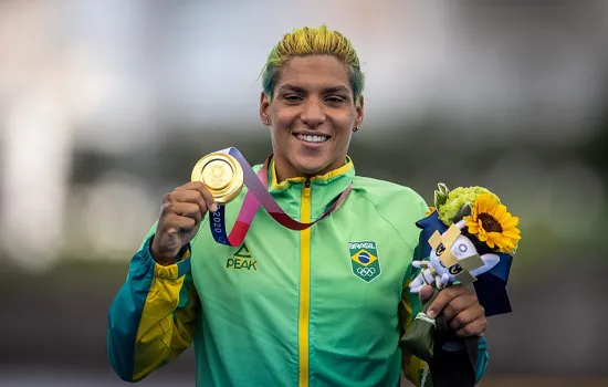 Ana Marcela Cunha ganha medalha de ouro na maratona aquática nos Jogos de Tóquio