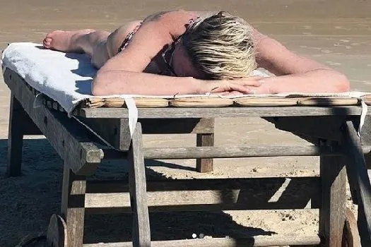 Ana Maria Braga aproveita férias na praia e recebe elogios de fãs