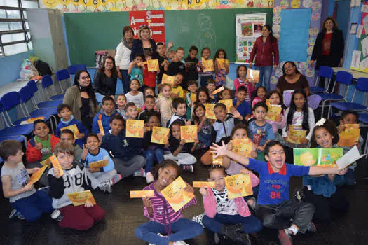 Escritora doa 5 mil livros para escolas estaduais de Santo André