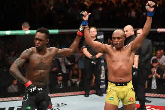 Anderson Silva perde, mas é reverenciado por Adesanya