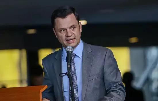 Anderson Torres está com covid; ministro participou hoje de reunião com Bolsonaro