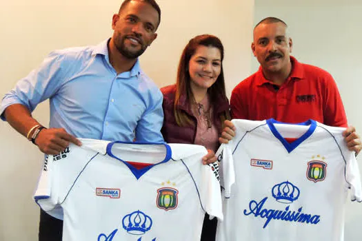 Angelo Canuto realiza palestra com jogadores da base do Azulão