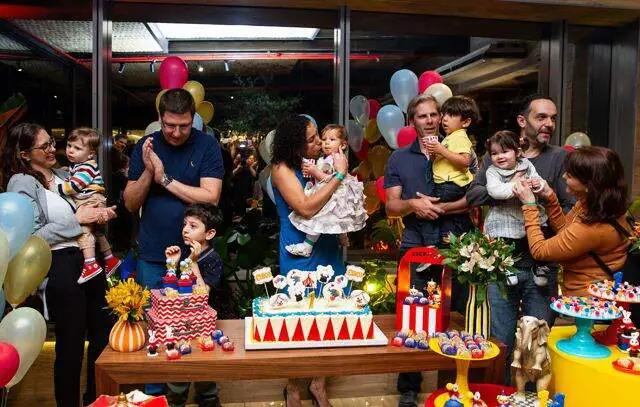 Bebês celebram 1º aniversário na maternidade onde nasceram