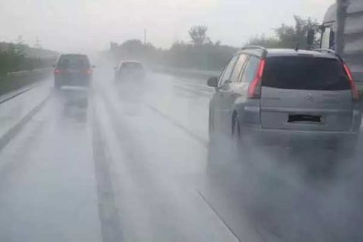 Dicas de como dirigir na chuva para garantir uma viagem mais segura