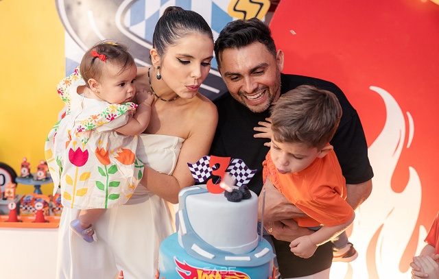 Débora Silva e o esposo Mano Walter comemoram aniversário de 3 anos do filho José