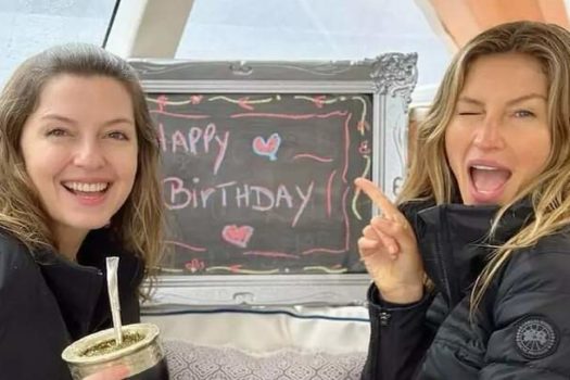 Gisele Bündchen revela fotos de aniversário ao lado de irmã gêmea_x000D_