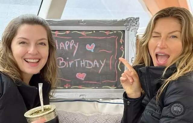 Gisele Bündchen revela fotos de aniversário ao lado de irmã gêmea_x000D_