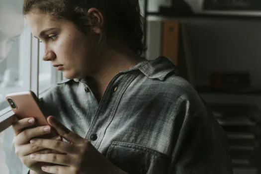 Tempo de tela eleva os níveis de ansiedade em adolescentes