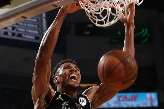 Antetokounmpo comanda vitória do Milwaukee Bucks com atuação histórica na NBA