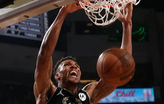 Antetokounmpo comanda vitória do Milwaukee Bucks com atuação histórica na NBA